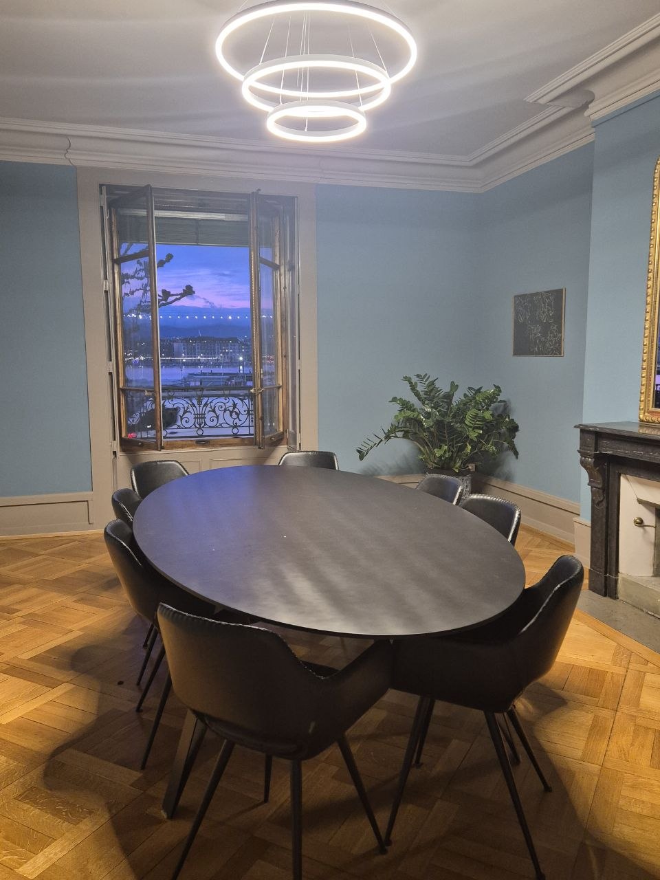 Salle de réunion de l'Étude Sentinel Legal, vue sur la rade de Genève depuis le Quai Gustave-Ador