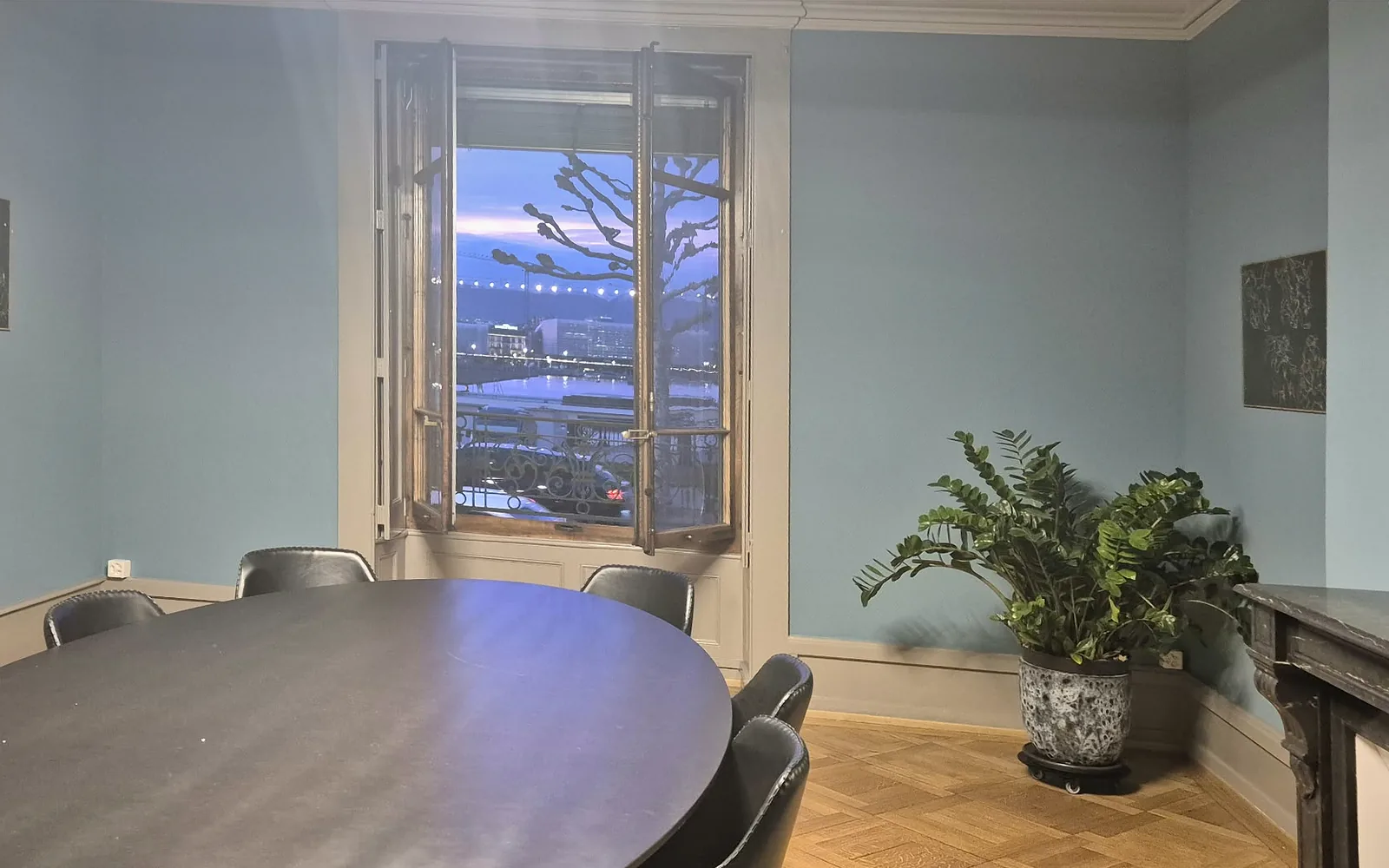 Salle de réunion de l'Etude Sentinel Legal, fenêtre ouverte sur la rade, quai Gustave-Ador à Genève